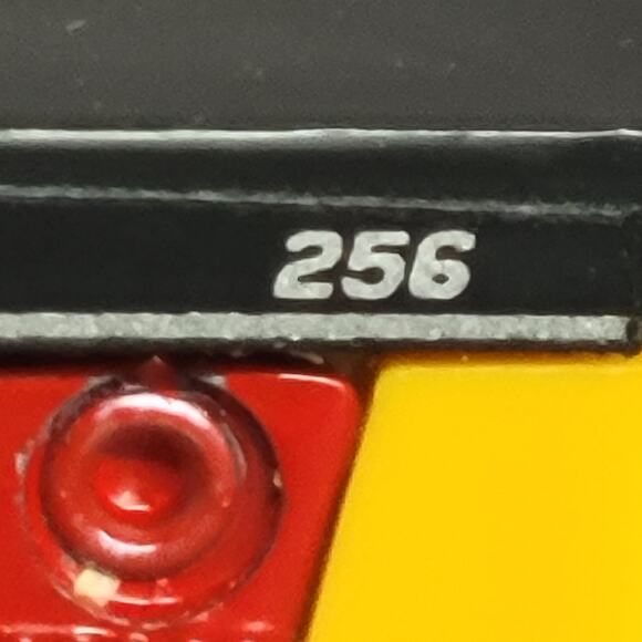 Vintage 1/32 Versatile 256 die-cast/plastic articulating 4wd tractor red/yellow - Picture 3 of 10